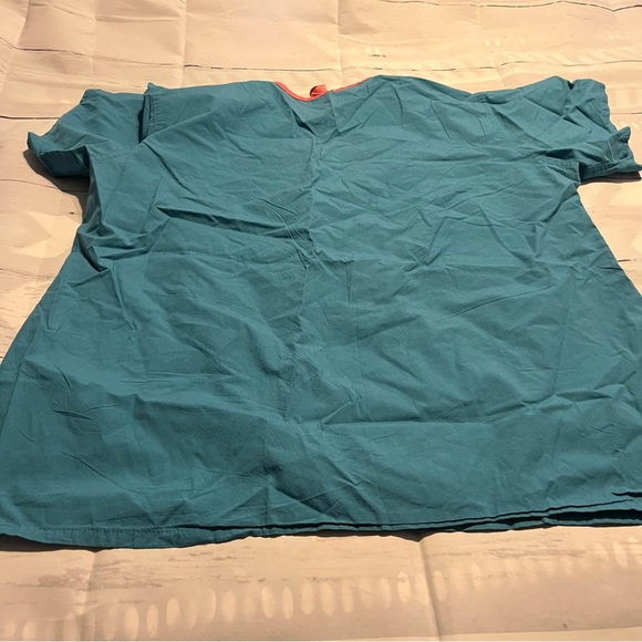 3 Pack Bundle of Green V Neck Scrub Top with Pockets, Size XL - Picture 4 of 12